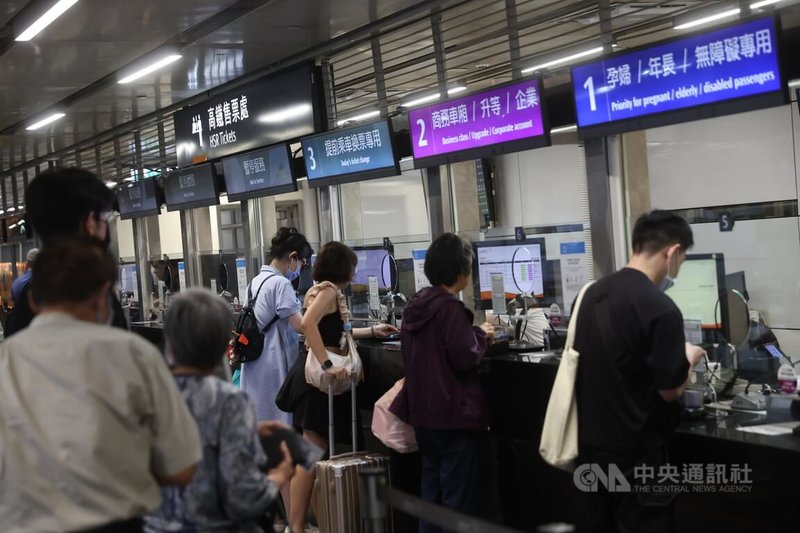 台灣高鐵規劃端午節假期疏運，將加開92班次列車，總計5天疏運期提供915班次的旅運服務，自5月21日凌晨0時起開放訂票。圖為台北車站高鐵售票處。中央社記者吳家昇攝　115年5月19日