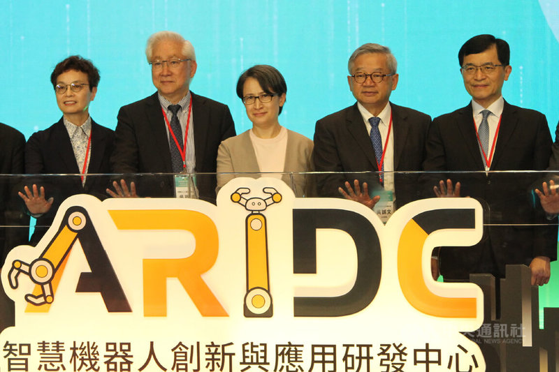 經濟部攜手國發會、國科會共同打造「智慧機器人創新與應用研發中心」，19日於工研院六甲院區舉行成立大會，副總統蕭美琴（中）參與啟動儀式。中央社記者楊思瑞攝　115年5月19日