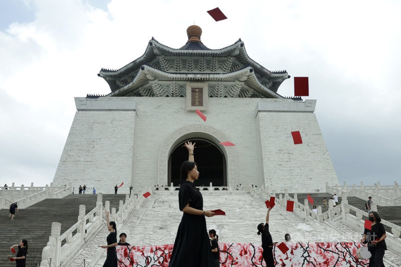 519行動組合等50個民間組織發起「找回消失的她們　黑臉行動」，19日在中正紀念堂堂體前廣場上演行動劇，表達轉型正義不能停，威權象徵必須加速移除等訴求。中央社記者裴禛攝　115年5月19日