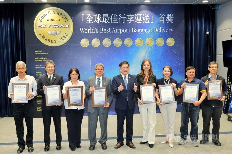 桃園國際機場蟬聯Skytrax「全球最佳行李運送機場」冠軍，機場公司19日下午舉辦頒獎典禮，董事長楊偉甫（右5）與獲表揚的8家行李處理夥伴合影。中央社記者吳睿騏桃園機場攝　115年5月19日