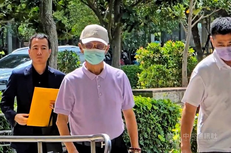 桃園地方法院19日開庭審理前桃園市長鄭文燦涉貪案，75歲被告廖俊松（中）以證人身分出庭，接受檢辯詰問。中央社記者吳睿騏桃園攝　115年5月19日