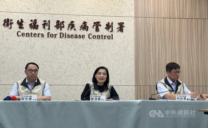 衛生福利部疾病管制署19日公布新增2例M痘確定病例,皆未打疫苗,其中1例泰國移入病例,基因分型鑑定確認感染第I分支Ib子分支,為台灣首見新型「變種M痘」,籲符合公費疫苗者儘速完整接種。中為疾管署發言人曾淑慧。中央社記者沈佩瑤攝 115年5月19日
