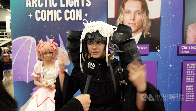 芬蘭極光動漫展Cosplay玩家音諾蕊(Inori)精心打造電玩遊戲「槍彈辯駁」角色造型,紙板與假髮的匠人手藝成為展場焦點。中央社記者巫祈麟赫爾辛基攝 115年5月19日