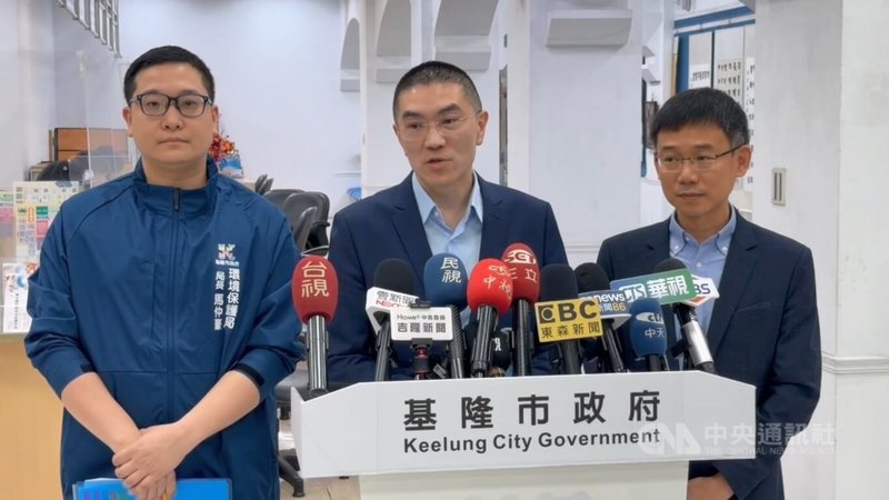基隆市政府19日上午舉行記者會說明疑似漢他病毒個案，市長謝國樑（中）指出，18日下午被通知疑漢他病毒個案。目前個案已恢復差不多且持續加強全市清消。左為環境保護局長馬仲豪、右為衛生局長張賢政。中央社記者王朝鈺攝　115年5月19日