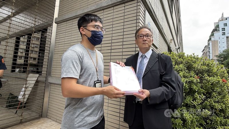 核能設備廠商合泰委任律師郝燮戈19日上午前往經濟部陳情，質疑核三廠室內乾貯採購案評選不公，呼籲主管機關檢視招標制度。圖為經濟部推派代表（左）接下郝燮戈（右）遞交的陳情書。中央社記者謝怡璇攝　115年5月19日