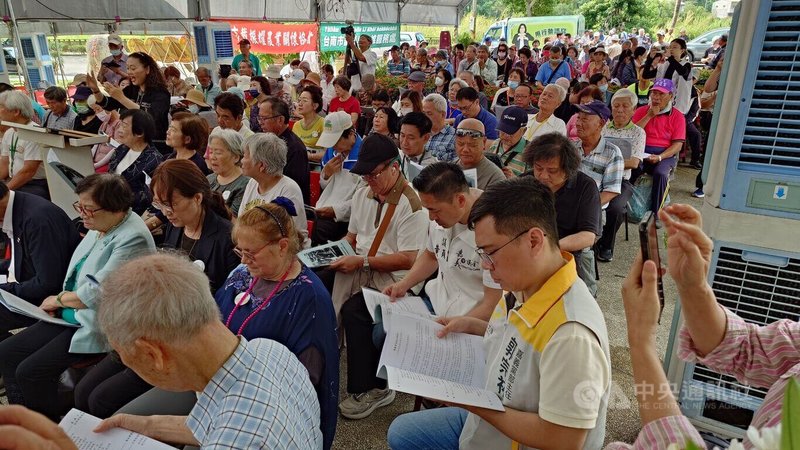 來自全台數百名民眾19日下午齊聚嘉義竹崎公園詹益樺銅像前,除追思自焚殉道的民主鬥士詹益樺,也緬懷昔日為台灣民主打拚的前輩黃昭凱、戴振耀、詹三原、林樹枝及陳婉真。中央社記者蔡智明攝 115年5月19日