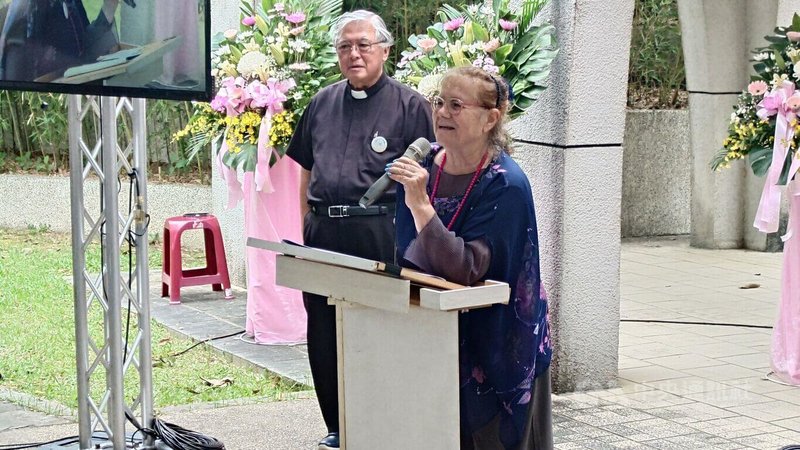 民主鬥士詹益樺殉道37週年追思紀念會19日在嘉義竹崎公園舉行,民進黨前主席施明德美籍前妻艾琳達(右)表示,從美麗島時代以來大家都期待獨立建國,但目標還未達成,這要下一代繼續努力。中央社記者蔡智明攝 115年5月19日
