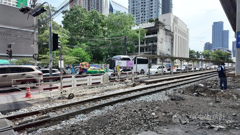 泰國曼谷16日發生火車與巴士碰撞事故,工作人員在事故發生地點清理車廂殘骸。中央社記者李宗憲曼谷攝 115年5月19日