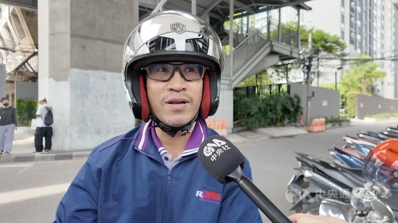 曼谷騎士喬恩表示,過去他曾為貪圖方便而停在鐵軌上等紅燈,但「感覺很危險,特別是在雨季的時候」。中央社記者李宗憲曼谷攝 115年5月19日
