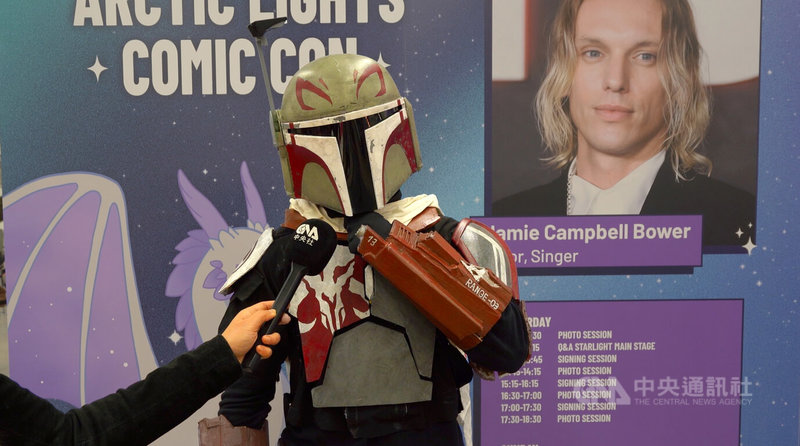 芬蘭極光動漫展Cosplay玩家吉米(Jimi)穿著歷時超過一年打造的曼達洛人(Mandalorian)套裝,與同好交流。中央社記者巫祈麟赫爾辛基攝 115年5月19日