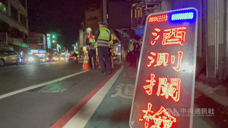 圖為警方執行交通攔檢。（中央社檔案照片）
