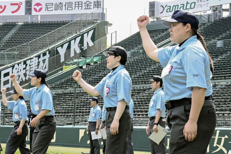 兵庫縣西宮市甲子園體育場4月舉行全國裁判訓練課程，女裁判和其他學員正在參加課程。（共同社）