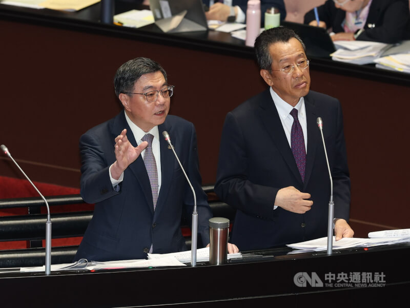 行政院長卓榮泰(左)19日下午率國防部長顧立雄(右)等相關部會首長列席立法院會,提出「保衛國家安全及強化不對稱戰力計畫第一批發價書採購特別預算案籌編相關事項」專案報告,並備詢。中央社記者謝佳璋攝 115年5月19日