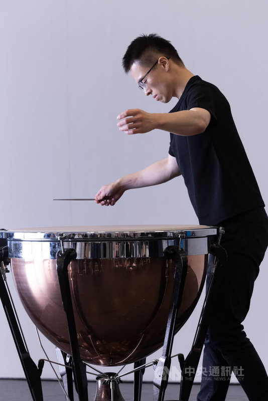 朱宗慶打擊樂團迎接成立40週年,與台北表演藝術中心合作推出「擊思藍盒子」計畫,19日在北藝中心舉行系列宣告記者會,旅歐打擊樂演奏家謝孟甫(圖)帶來作品「房間裡的大象」,現場結合打擊樂、電子音樂、戲劇等多媒體劇場,為觀眾帶來不一樣的體驗。中央社記者趙世勳攝 115年5月19日