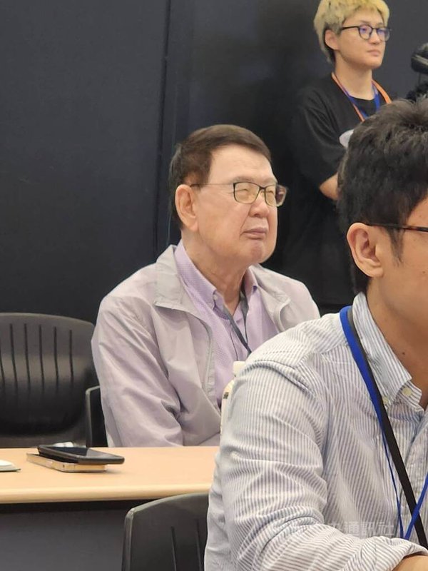 儒鴻19日舉行法人說明會，2024年退休的儒鴻創辦人洪鎮海意外現身會場，會後面對媒體追問台股指數頻創新高，儒鴻股價卻相對低迷。洪鎮海表示，這波資金浪潮聚焦AI，傳產股這段時間確實比較委屈。中央社記者曾仁凱攝　115年5月19日