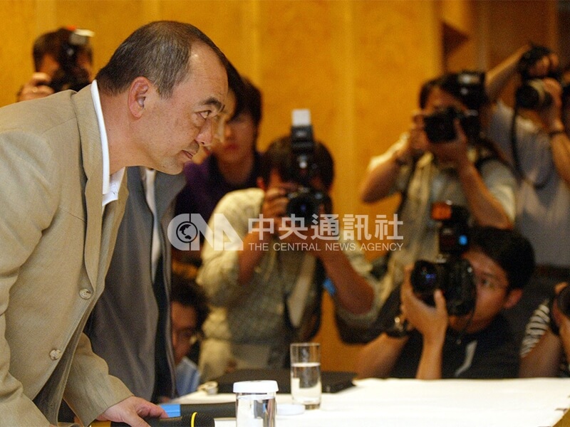 台灣NIKE公司針對喬丹訪台風波舉行記者會,總經理林欽禮三次鞠躬道歉。中央社記者孫仲達攝 93年5月28日