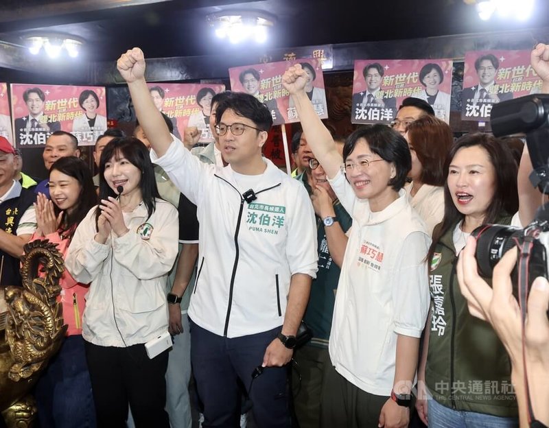 民進黨台北市長參選人沈伯洋（前右3）、新北市長參選人蘇巧慧（前右2）以及民進黨雙北議員參選人19日前往台北市第一果菜批發市場拜票，振臂、呼口號爭取選民支持。中央社記者張皓安攝　115年5月19日