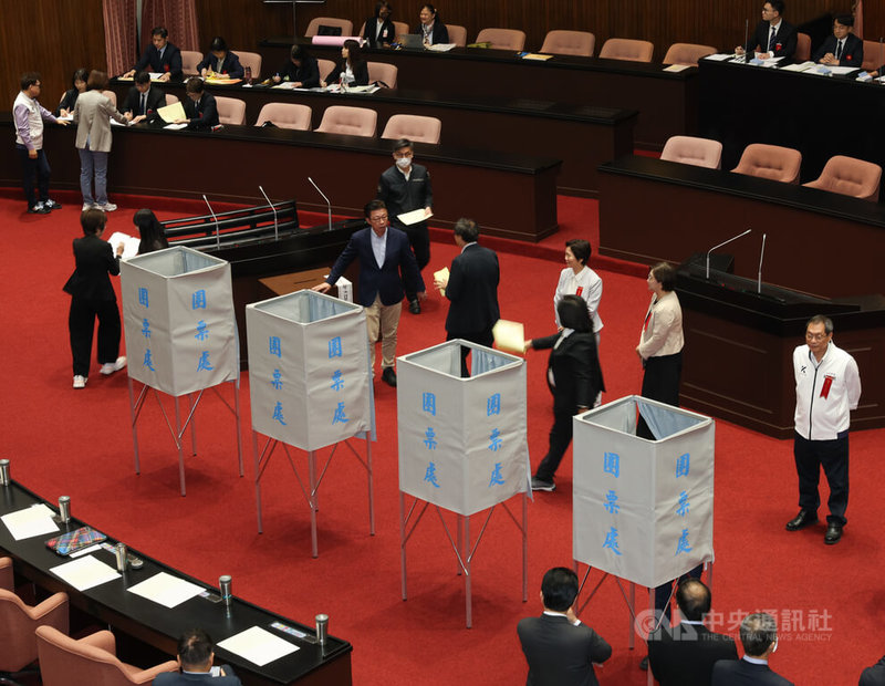 立法院會19日舉行總統賴清德彈劾案的記名投票表決，朝野立委們領票後陸續進入圈票處、並將票投入票匭。中央社記者謝佳璋攝 115年5月19日