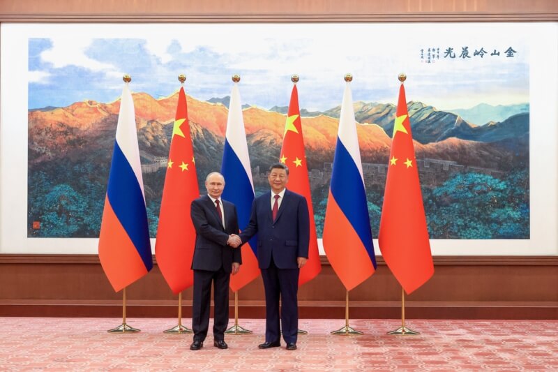 俄羅斯總統普丁（左）20日上午與中國國家主席習近平（右）在北京人民大會堂會面。（Maxim Stulov, Sputnik, Kremlin Pool Photo via 美聯社）