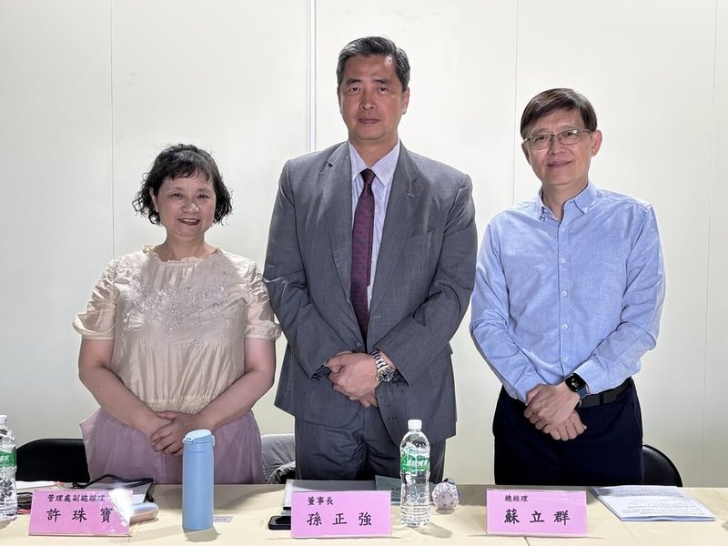 東典光電科技20日在股東會表示，近年持續聚焦高速光通訊與AI資料中心應用，並深化高階光學鍍膜技術布局。圖為東典光電科技董事長孫正強（中）、總經理蘇立群（右）。（東典光電提供）中央社記者潘智義傳真　115年5月20日