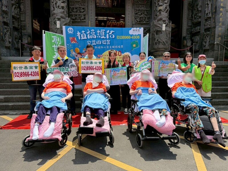 創世基金會板橋分院20日帶多名院民到新北市土城區五穀先帝廟祈福，除祈求平安健康外，也為將登場的公益園遊會順利舉辦集氣。（創世基金會板橋分院提供）中央社記者黃旭昇傳真　115年5月20日