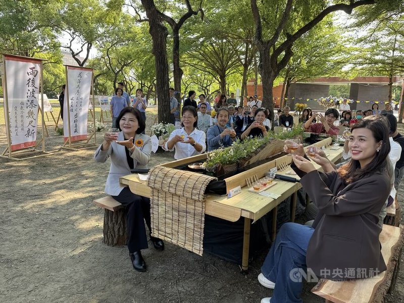 雲林縣今年「微冊角落」系列活動以「文學×飲食」為策展核心，共辦7場次串聯地方食材、特色場域、在地店家與文學閱讀，將閱讀從書頁延伸至餐桌與日常生活，打造沉浸式文化體驗。雲林縣長張麗善（前左1）20日邀請大家踴躍參與。　中央社記者姜宜菁攝　115年5月20日