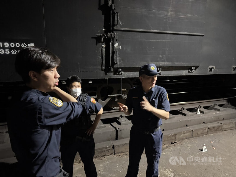 台鐵松山火車站20日發生旅客跌落軌道，當場遭貨物列車碰撞身亡，警方在現場調查事故原因。（翻攝照片）中央社記者黃麗芸傳真 115年5月20日