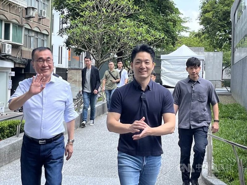 台北市長蔣萬安（前左2）20日與國民黨新北市長參選人李四川（前左）一同視察台北市區的負壓式吸菸室，蔣萬安受訪時表示，雙北就是一體，透過深度協同治理才是真正市民之福，因此雙北共治才會共好。中央社記者楊淑閔攝　115年5月20日