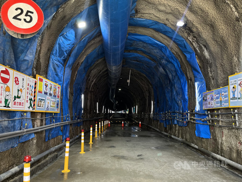 經濟部推動「石門水庫至新竹聯通管工程計畫」,其中隧道銜接段20日舉行貫通典禮,這段隧道長3.4公里,需要穿越石門斷層、工法困難,耗費2年才打通。中央社記者葉臻攝 115年5月20日