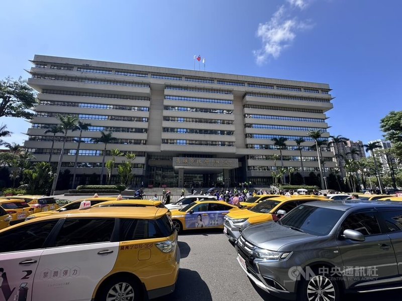 百餘名計程車駕駛20日聚集在高雄市政府四維行政中心外陳情抗議，要求徹查牌照數量，杜絕車行剝削等。中央社記者林巧璉攝　115年5月20日
