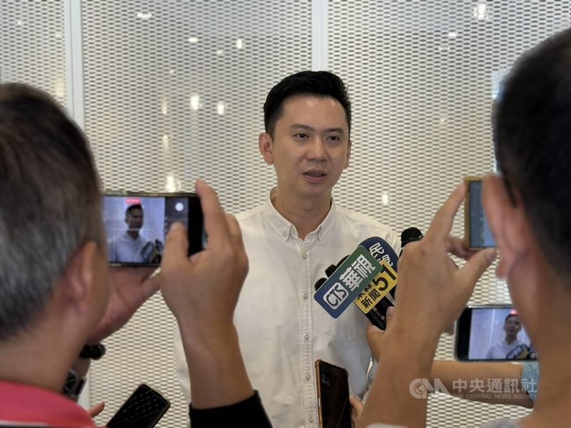 新竹縣竹北市長選戰逐步升溫，民進黨籍竹北市長鄭朝方（中）20日受訪時表示，竹北市公所僅84名公務員，卻令竹北市有脫胎換骨的改變，連帶年底市長選舉也被關注，證明「想做事，不必受限於層級」。中央社記者魯鋼駿攝　115年5月20日