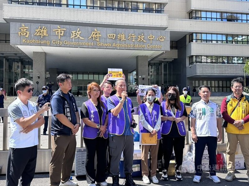 台灣全國汽車駕駛人權益聯盟協會20日在高雄市政府四維行政中心外舉辦「運將團結站出來！捍衛生存權！」遊行，號召計程車駕駛開車到周邊繞行、爭權益。中央社記者林巧璉攝　115年5月20日