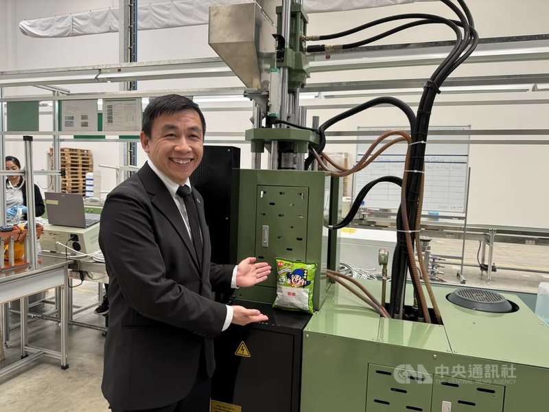 新泰副總經理林柏勳分享,當公司赴捷克設廠時,特別帶來「乖乖」,以期讓設備穩定運轉。中央社記者劉郁葶克萊察尼攝 115年5月20日