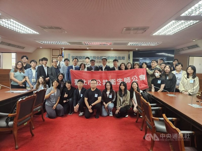 民進黨立委劉建國（後中）等人20日邀集台灣公共衛生學會、台北市公共衛生師公會等團體，舉行「如何善用公共衛生師建構韌性台灣」公聽會。中央社記者曾以寧攝　115年5月20日