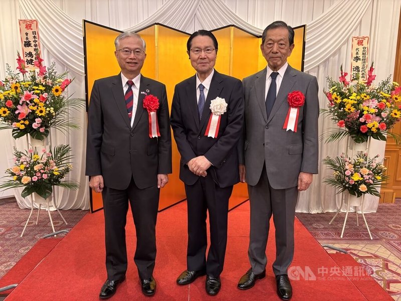 日本台灣親善協會20日晚間在東京舉辦懇親會。與會人士一致強調台灣的重要性，重申日本與台灣應持續深化交流合作，共同維護台海和平與區域穩定。左起駐日副代表蔡明耀、日台親善協會會長衛藤征士郎，以及日本台灣交流協會會長隅修三。中央社記者戴雅真東京攝　115年5月20日