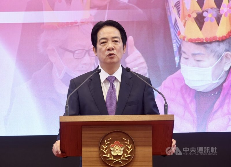 總統賴清德20日在總統府發表執政2週年談話,賴總統表示,將提出一項規模新台幣1000億元的計畫,加速中小微企業及傳統產業的升級轉型,,並讓科技產業帶動傳統產業,讓國家的發展,進一步落實到百工百業。中央社記者張皓安攝 115年5月20日