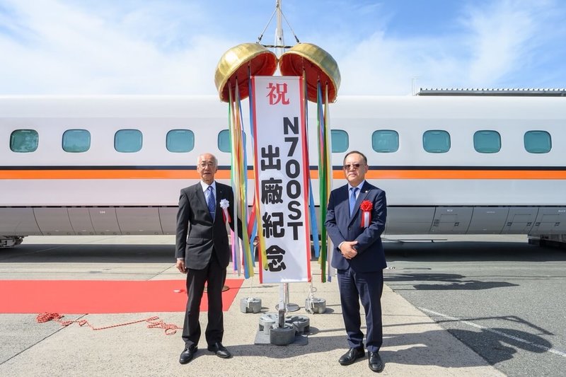 台灣高鐵公司董事長史哲（右）與日本車輛公司代表取締役社長田中守（左），19日共同主持N700ST第二單元出廠紀念典禮。（台灣高鐵提供）中央社記者余曉涵傳真 115年5月20日