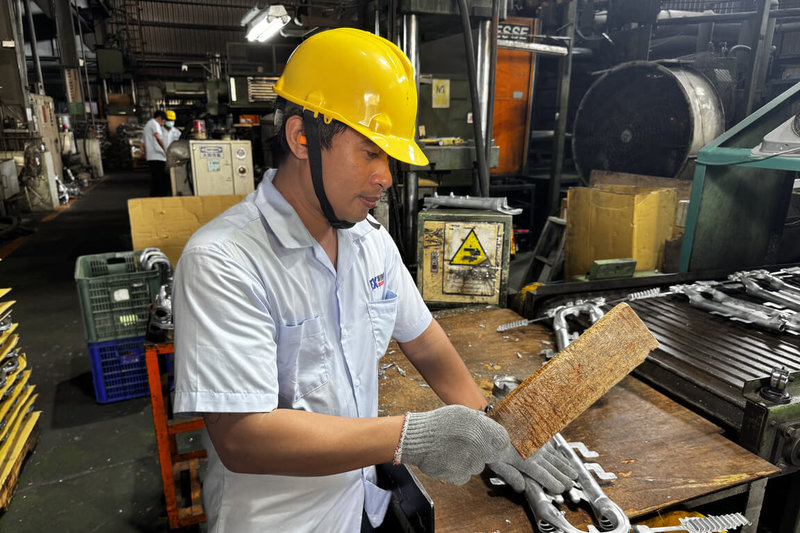 35歲泰國籍移工班加隆（圖）工作16年獲公司肯定，因勞動部推動「移工留才久用方案」，得以不受工作年限留台發展。（勞發署雲嘉南分署提供）中央社記者楊思瑞台南傳真 115年5月20日