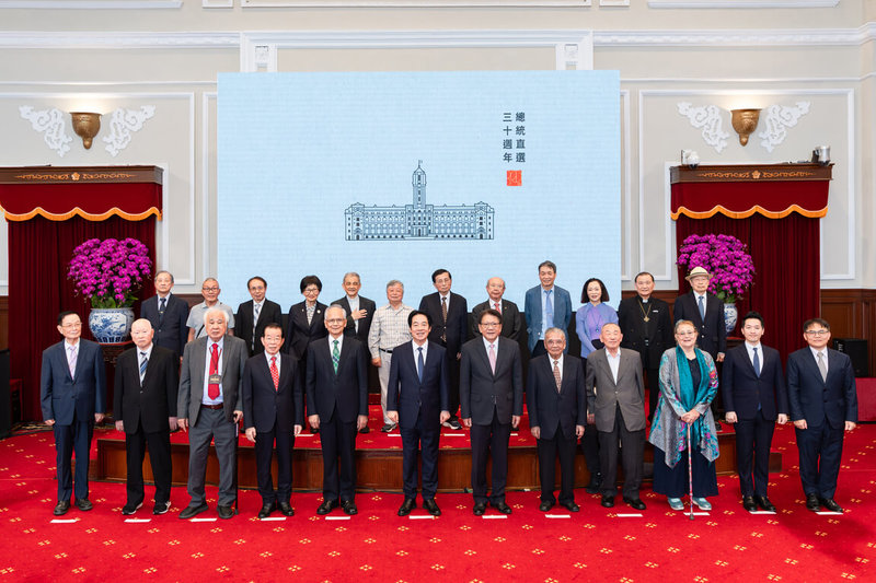 總統賴清德20日接見民主前輩表示，台灣能有今天的民主與繁榮，仰賴民主前輩在艱困年代冒著生命危險投入民主運動，他並承諾未來將持續認真打拚，堅持台灣優先、堅持台灣自由民主的道路。（總統府提供）中央社記者溫貴香傳真　115年5月20日