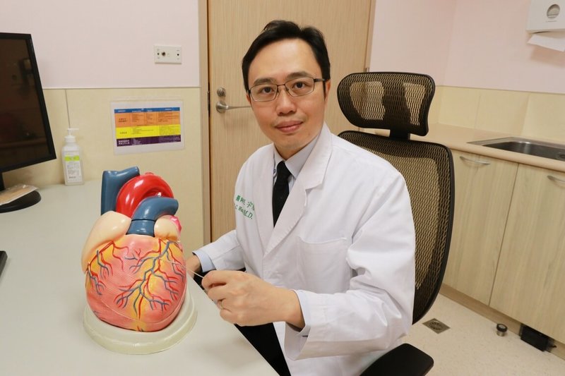台中市某公司林姓主管近半年頻繁心絞痛、胸悶，原以為是胃食道逆流，經檢查才發現冠狀動脈嚴重阻塞。亞大醫院心臟內科主任王宇澄（圖）提醒，若出現持續性的胸悶不適，應盡速就醫檢查。（亞大醫院提供）中央社記者蘇木春傳真　115年5月20日