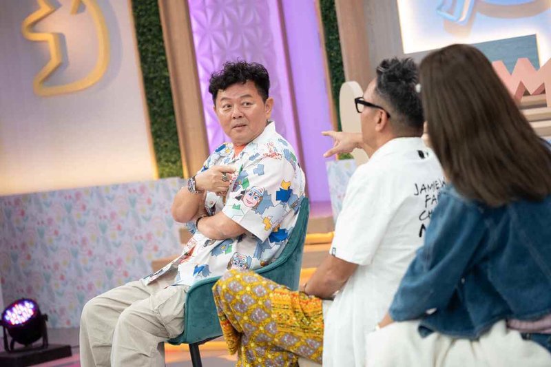 藝人庹宗康（左）睽違10年再度重返棚內錄影，在節目「小姐不熙娣」分享移居關島的生活，也坦言自己是為了陪伴小孩讀書才決定移民關島。（東森綜合台提供）中央社記者洪素津傳真　115年5月20日