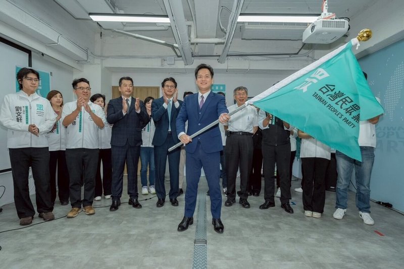 台灣民眾黨20日召開徵召記者會，正式徵召前新竹市副市長邱臣遠（中）參選竹北市長。（民眾黨提供）中央社記者曾以寧傳真 115年5月20日