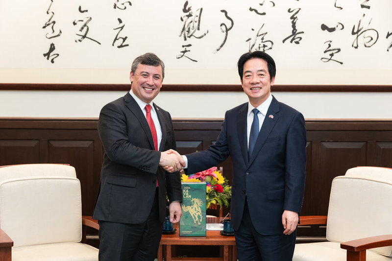 總統賴清德（右）20日接見加拿大聯邦保守黨影子外長莊文浩（左），期盼深化雙邊經貿科技合作，攜手打造民主繁榮的未來。（總統府提供）中央社記者溫貴香傳真　115年5月20日