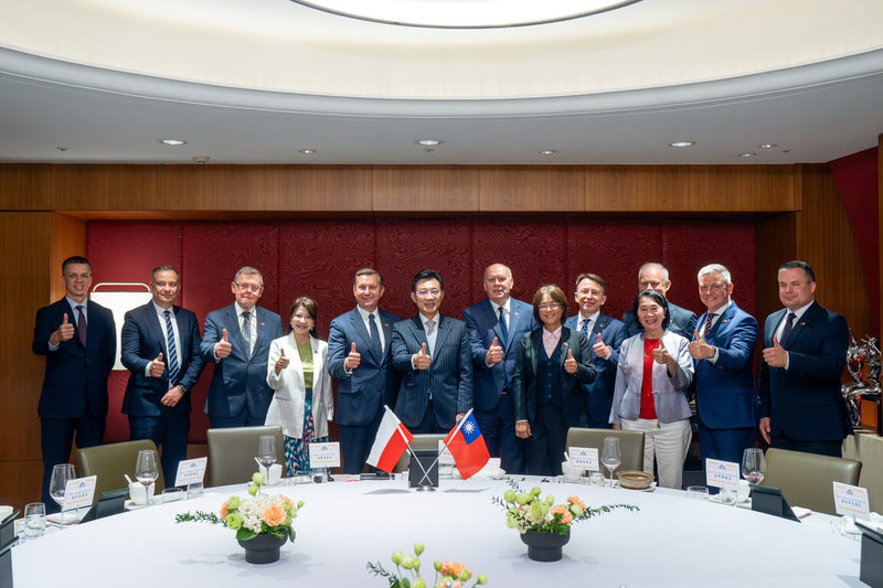 立法院副院長江啟臣（左6）20日款宴波蘭國會眾議院經濟委員會主席柯馬拉奇一行。（立法院提供） 中央社記者王承中傳真 115年5月20日