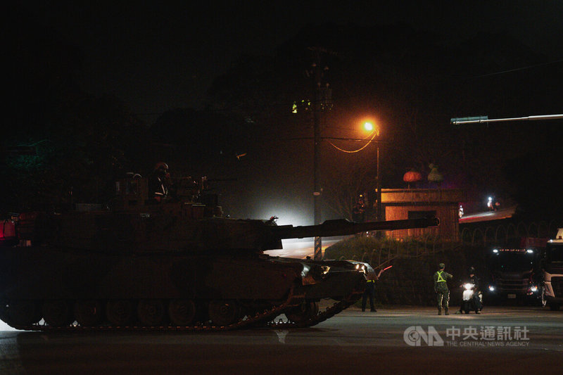 陸軍聯兵584旅M1A2T戰車營20日清晨實施第2次營外戰備偵巡，圖為M1A2T戰車行經新竹湖口街頭，準備前往南寮一帶。中央社記者游凱翔攝　115年5月20日