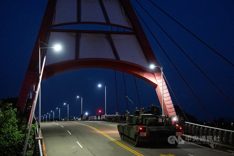 陸軍聯兵584旅M1A2T戰車營20日清晨實施第2次營外戰備偵巡，圖為M1A2T戰車行經竹北白地橋。中央社記者游凱翔攝　115年5月20日