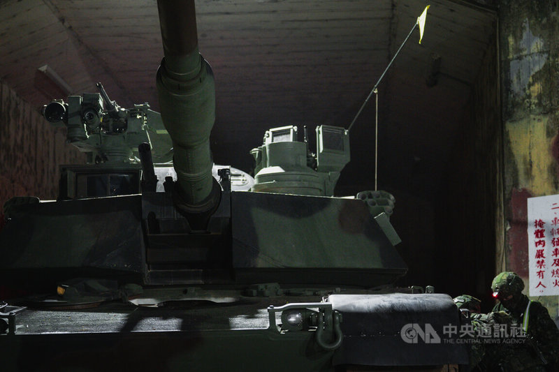 陸軍聯兵584旅M1A2T戰車營20日清晨實施第2次營外戰備偵巡，圖為官兵凌晨時分於戰車掩體實施檢整。中央社記者游凱翔攝　115年5月20日