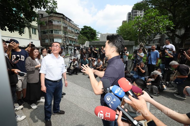 台北市長蔣萬安(前右)、國民黨新北市長參選人李四川(前左)20日一同前往台北市中山商圈參訪負壓式吸菸室,期盼以日本模式在戶外設吸菸室,其他地區則打造成無菸環境,讓吸菸與非吸菸者分流。中央社記者趙世勳攝 115年5月20日