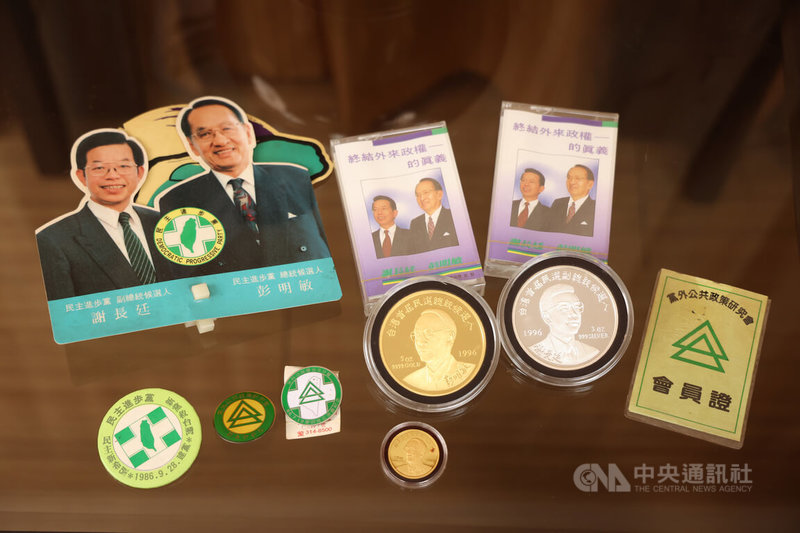 2026年是總統直選30週年,曾兩度參與總統大選的台日關係協會會長謝長廷接受中央社專訪。他出示1986年民進黨建黨小物、1996年彭謝配參選標誌與紀念小物。中央社記者張新偉攝 115年5月20日