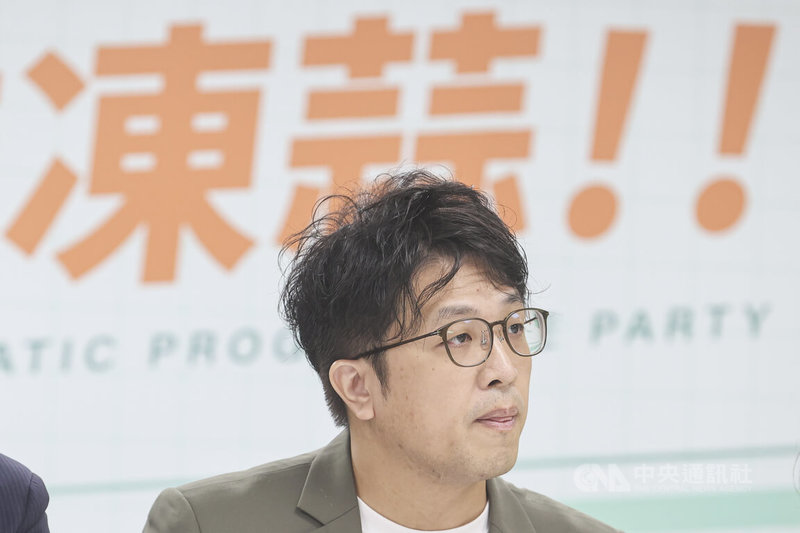 民進黨台北市長參選人沈伯洋（圖）20日拜會台北市議會民進黨團，會中回應媒體提問。中央社記者鄭清元攝　115年5月20日